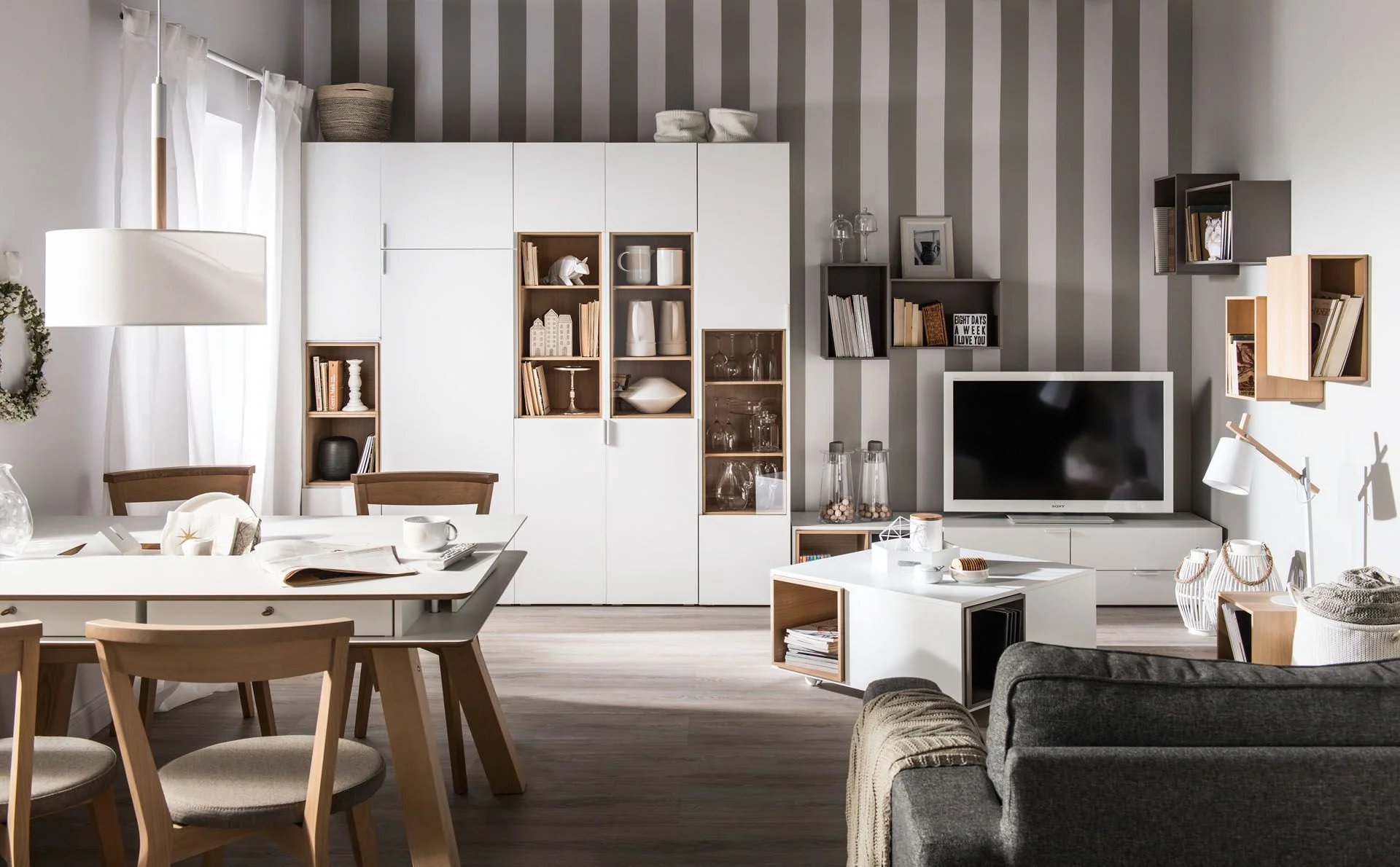 Nowoczesny salon z białymi meblami 4 You i tapetą w paski